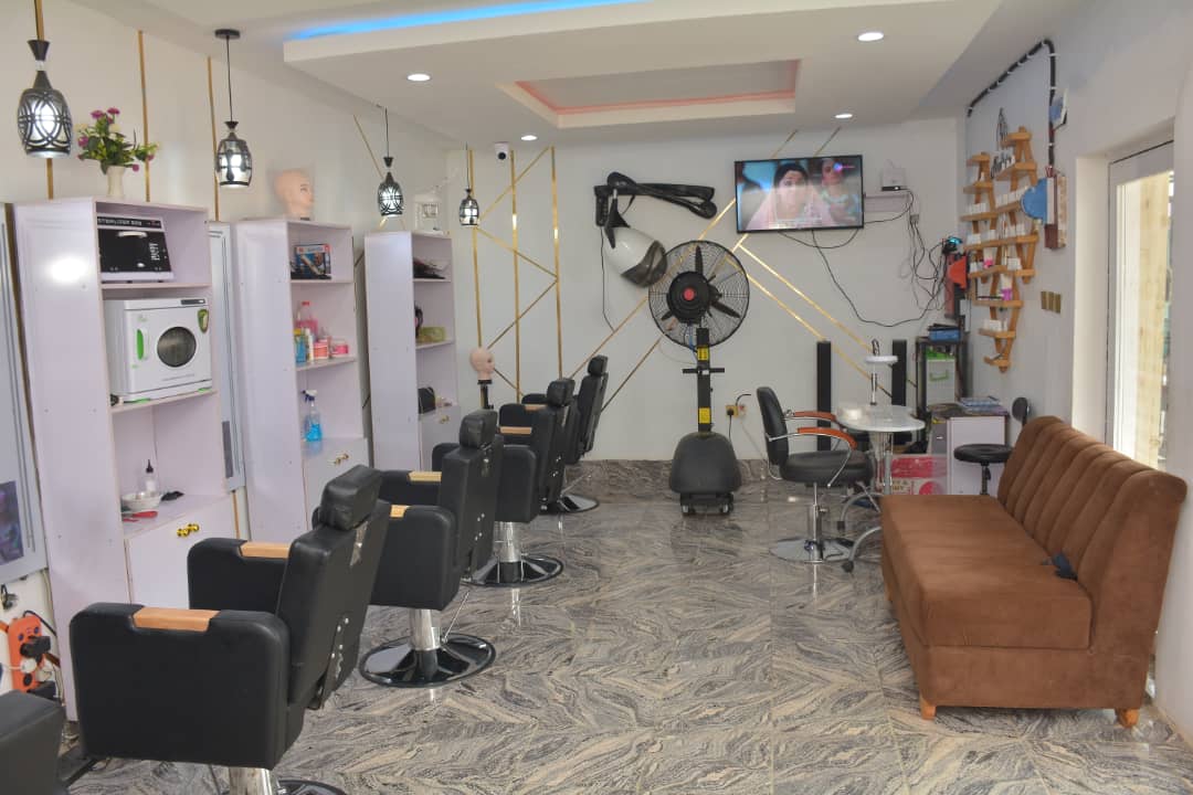 Glamour Luxury Unisex Salon interior